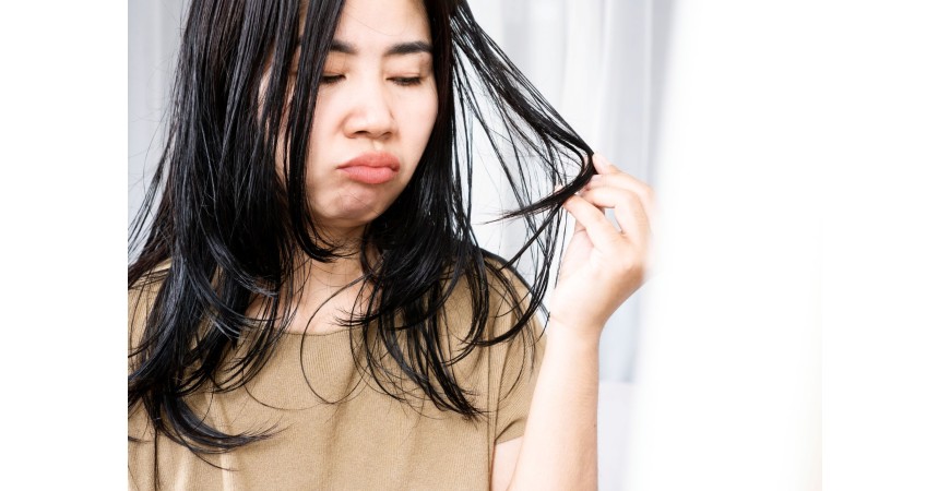Why Is My Scalp So Oily? 5 Common Causes and Solutions